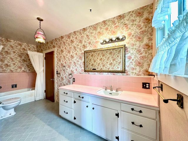 1301 N Douty Street, Hanford, CA 93230