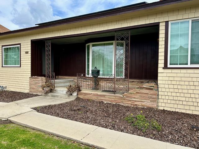 1301 N Douty Street, Hanford, CA 93230