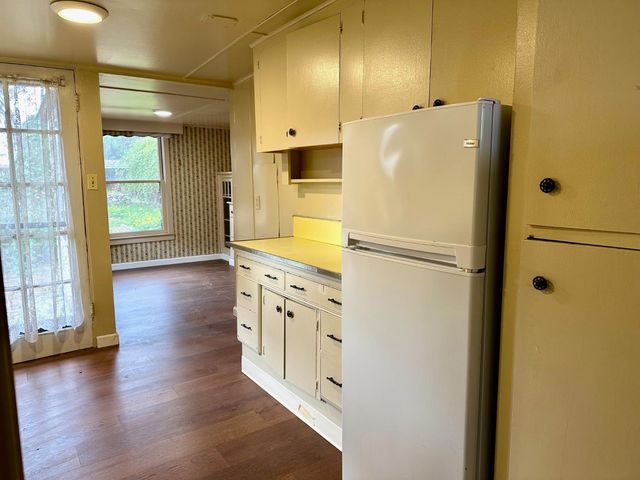 1301 N Douty Street, Hanford, CA 93230
