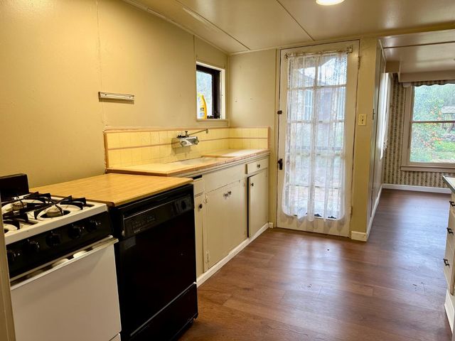 1301 N Douty Street, Hanford, CA 93230
