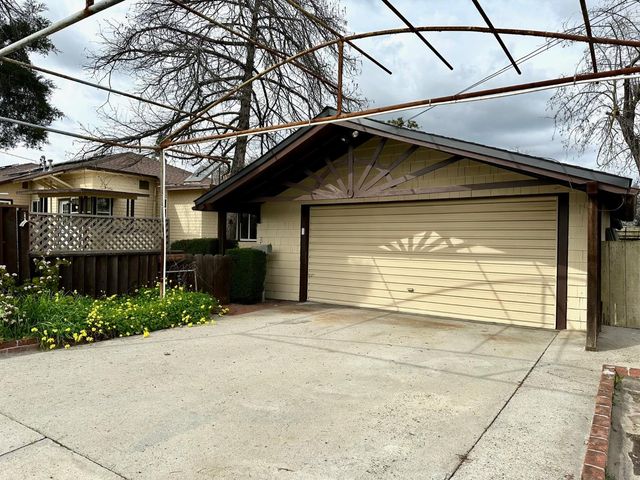 1301 N Douty Street, Hanford, CA 93230