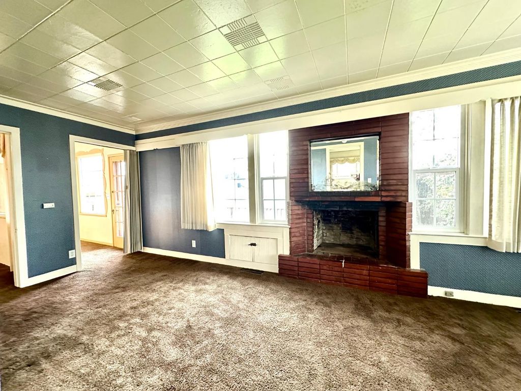 Image 19 of property listing at 1301 N Douty Street, Hanford, CA 93230