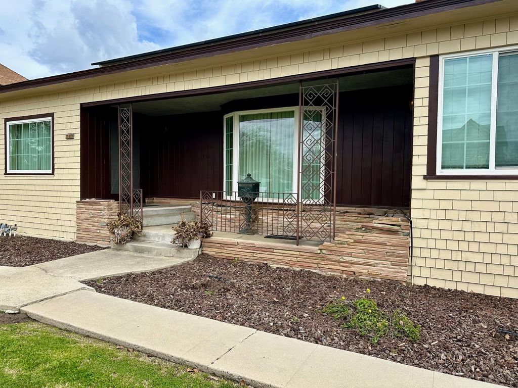 Image 4 of property listing at 1301 N Douty Street, Hanford, CA 93230