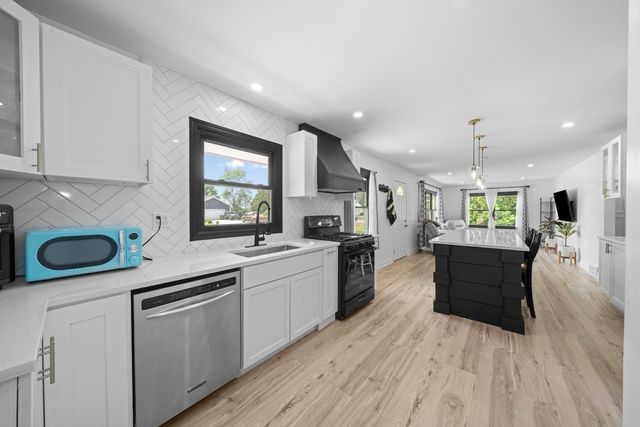 1010 Suzy Street, Lake Holiday, IL 60548