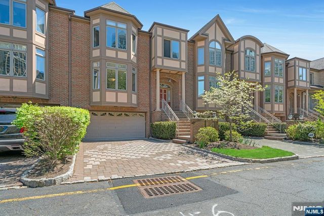 25 Victoria Place, Fort Lee, NJ 07024