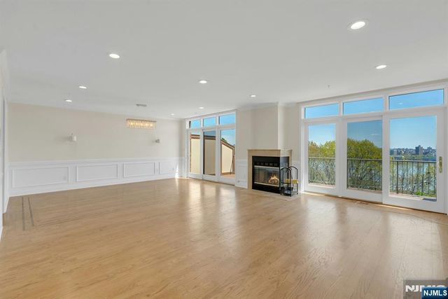 25 Victoria Place, Fort Lee, NJ 07024