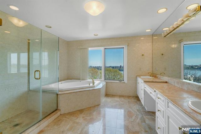 25 Victoria Place, Fort Lee, NJ 07024