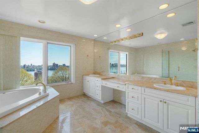 25 Victoria Place, Fort Lee, NJ 07024