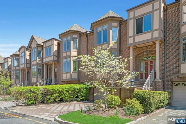 25 Victoria Place, Fort Lee, NJ 07024
