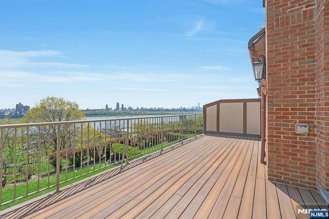 25 Victoria Place, Fort Lee, NJ 07024