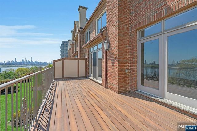25 Victoria Place, Fort Lee, NJ 07024