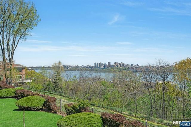 25 Victoria Place, Fort Lee, NJ 07024