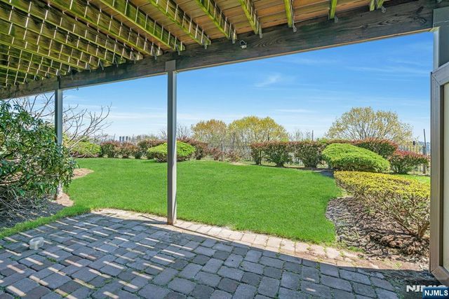 25 Victoria Place, Fort Lee, NJ 07024