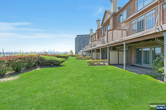 25 Victoria Place, Fort Lee, NJ 07024