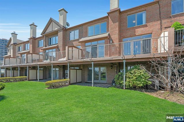 25 Victoria Place, Fort Lee, NJ 07024