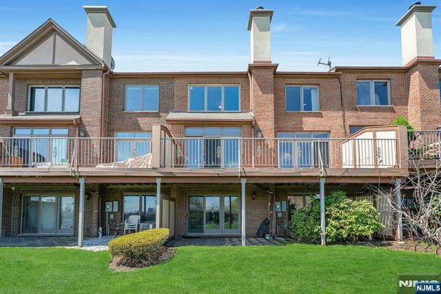 25 Victoria Place, Fort Lee, NJ 07024