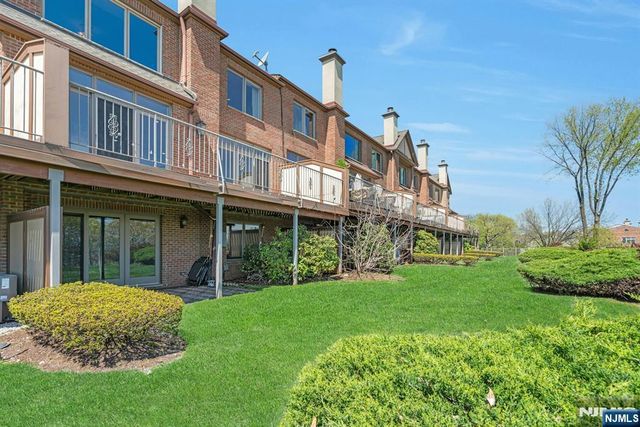 25 Victoria Place, Fort Lee, NJ 07024