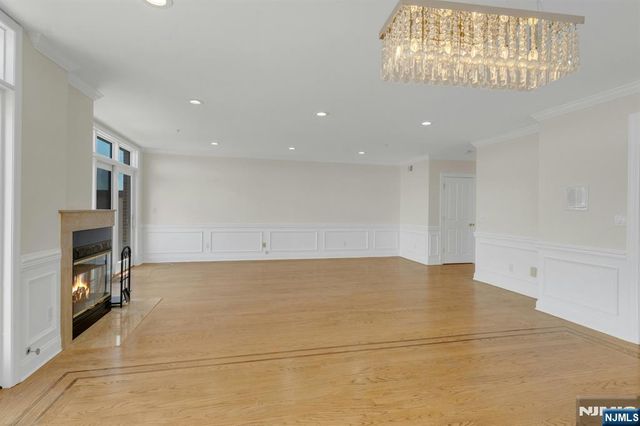 25 Victoria Place, Fort Lee, NJ 07024