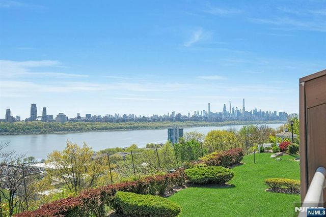 25 Victoria Place, Fort Lee, NJ 07024