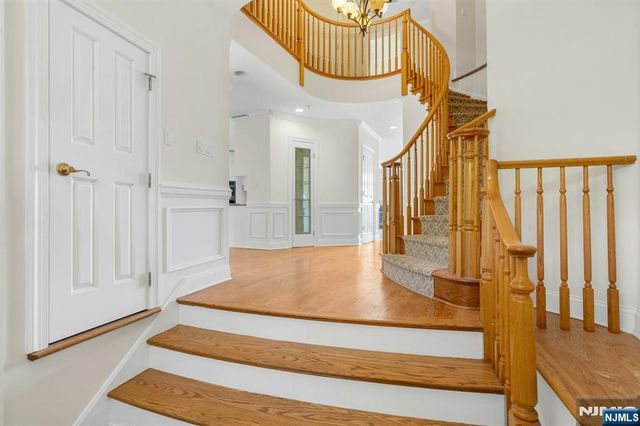 25 Victoria Place, Fort Lee, NJ 07024