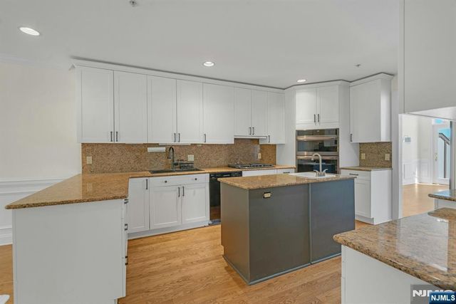 25 Victoria Place, Fort Lee, NJ 07024