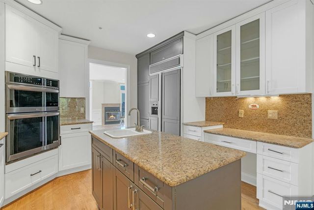 25 Victoria Place, Fort Lee, NJ 07024