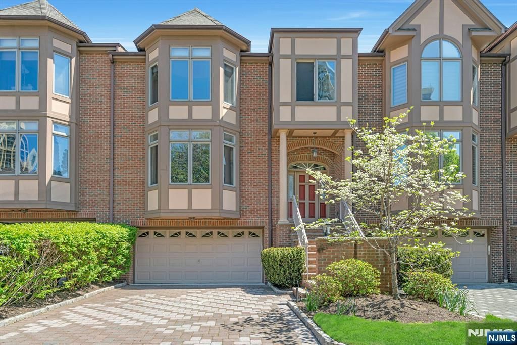 25 Victoria Place, Fort Lee, NJ 07024