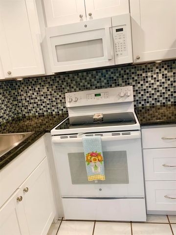 96 Hastings F, West Palm Beach, FL 33417