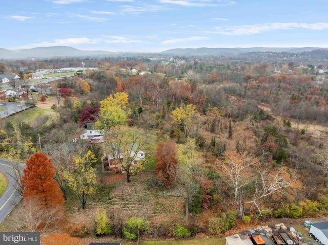 100 PINELAND RD, Birdsboro, PA 19508