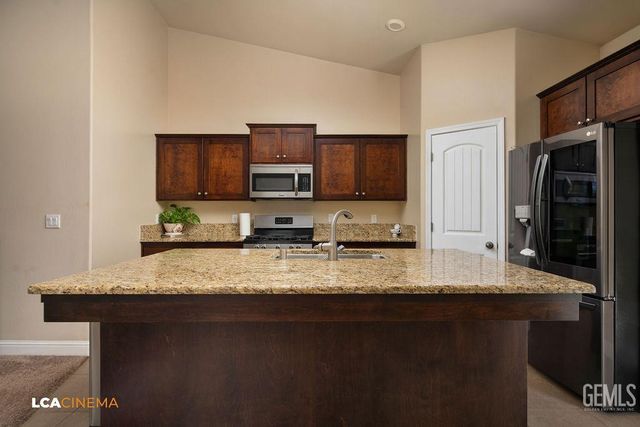 9434 Red Pine Drive, Shafter, CA 93263