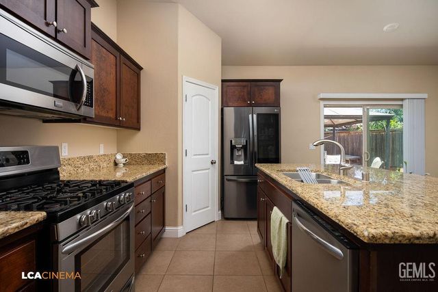 9434 Red Pine Drive, Shafter, CA 93263