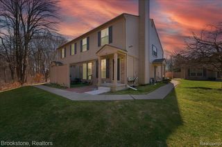110 Pine Tree Ridge Drive 3, Waterford, MI 48327