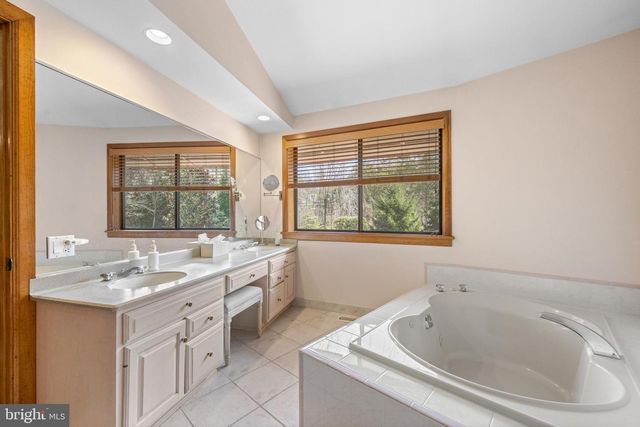 2119 S SUGAN RD, New Hope, PA 18938