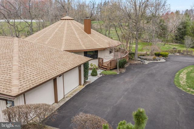 2119 S SUGAN RD, New Hope, PA 18938