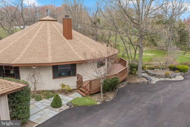 2119 S SUGAN RD, New Hope, PA 18938