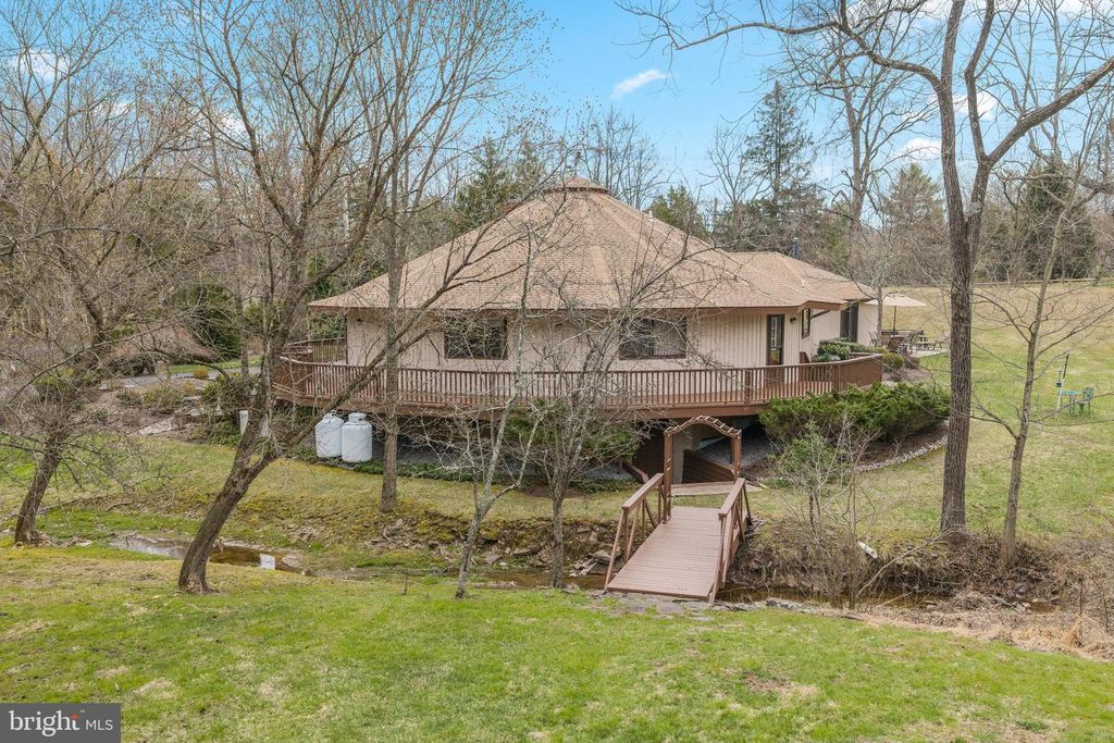 2119 S SUGAN RD, New Hope, PA 18938