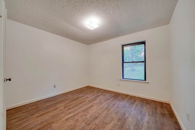 204 Cedarcrest Dr, Marshall, TX 75672