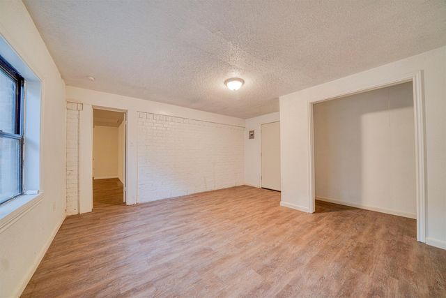 204 Cedarcrest Dr, Marshall, TX 75672
