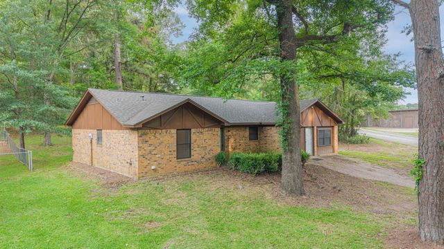 204 Cedarcrest Dr, Marshall, TX 75672