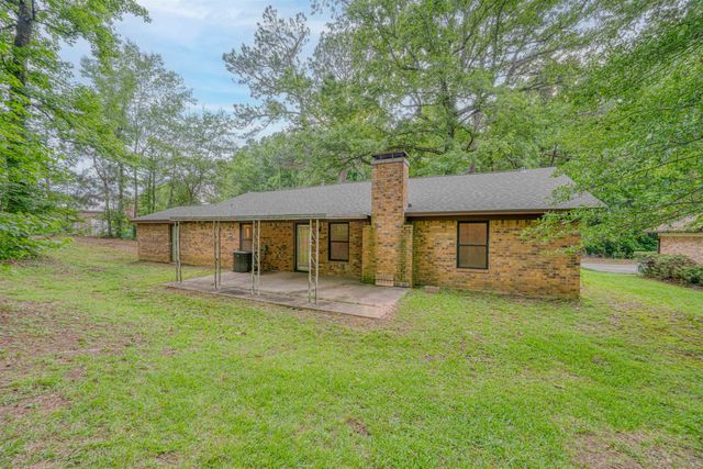 204 Cedarcrest Dr, Marshall, TX 75672