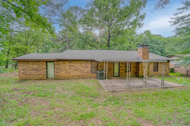 204 Cedarcrest Dr, Marshall, TX 75672