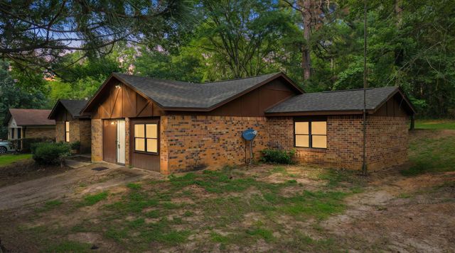 204 Cedarcrest Dr, Marshall, TX 75672