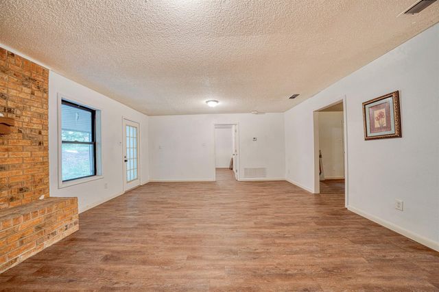 204 Cedarcrest Dr, Marshall, TX 75672