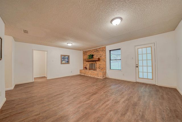 204 Cedarcrest Dr, Marshall, TX 75672