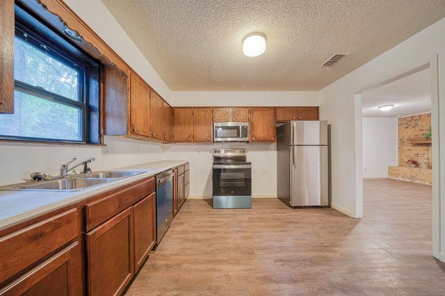 204 Cedarcrest Dr, Marshall, TX 75672