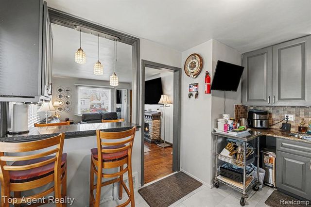 2135 Regina Avenue, Lincoln Park, MI 48146