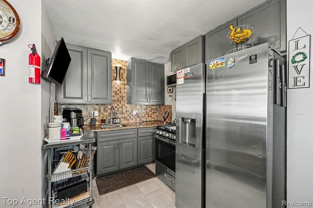 2135 Regina Avenue, Lincoln Park, MI 48146