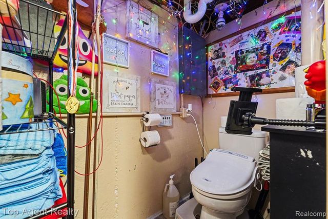 2135 Regina Avenue, Lincoln Park, MI 48146