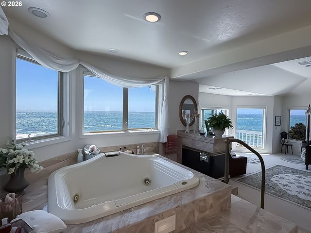 98696 FOX Dr, Brookings, OR 97415