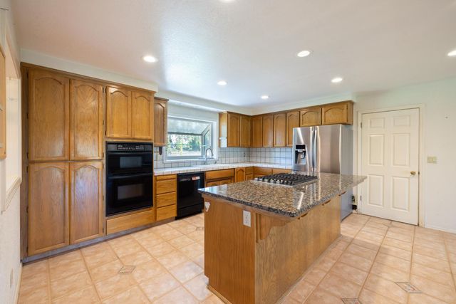 2738 Stony Creek Cir, Acampo, CA 95220